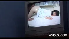 Odtwórz Dinky ujeżdża i robi loda przez slutty dziwkę