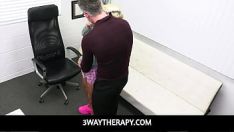 播放 3waytherapy-迈克·曼奇尼博士探索病人莉莉丝以如此顽皮的方式塑造不同的性格
