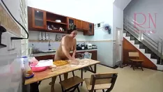Jouer C'est l'heure des raviolis ! cuisine nue. regina noir, cuisinière nudiste dans un hôtel nudiste. femme de chambre nue. femme au foyer nue. scène 1