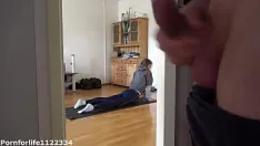 Redare Îmi place să văd cum sora mea vitregă face yoga și se masturbează
