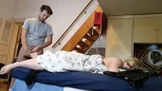 Reproducir Hijastro pervertido masturbándose a los pies de su madrastra en secreto hd