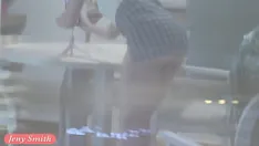 Riproduci Spiare jeny smith dalla finestra mentre si fa un selfie nuda.