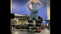 播放 厚实多汁的 pawg 青少年在健身房炫耀