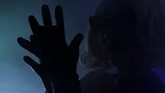 Abspielen Latex-halloween-milf arya grander verführt mit asmr-gummihandschuhen klingt sfw-fetischvideo