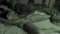 Abspielen Masturbiert neben seinem freund, während er ein nickerchen macht