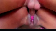 Riproduci Creampie nella sua figa (una calda mora riceve una dura penetrazione dalla figa)