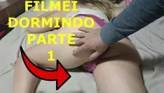 Reproducir Takeei a buceta da mamãe christmastide enquanto ela estava deitada na cama (aparte 1)