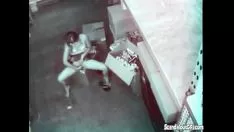 تشغيل الطفل المليء بالضجر الذي يكتسب من العالم يصبح مقرنًا.