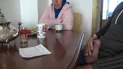 Afspelen Stiefzoon kan het niet laten om zijn enorme lul te laten zien aan de hongerige Algerijnse stiefmoeder