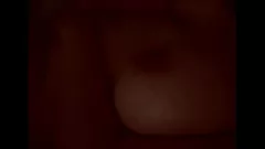 Играть Настоящая милфа-жена в любительском видео становится мокрой и скользкой со смазкой в ​​интимном видео крупным планом