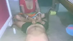 Reproducir Niñera BBW con curvas en cosplay es tocada por su novio musculoso