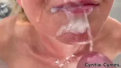 Oynat Euro MILF'in yoğun darbe işi ve cum dolu ağızlı handjob