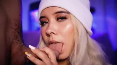 Putar Sayang pirang lucu memberikan blowjob deepthroat yang penuh gairah