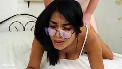 Riproduci Asian Milf Marlee Kai cavalca il cazzo duro dell'amante bianco Ragnar