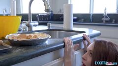 Afspelen Petite Teen Madi Collins wordt hard en rauw met Michael Swayze