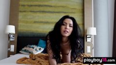 Afspelen Petite Aziatische babe Chloe Rose's hete solo -striptease met kleine tieten