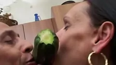 Riproduci L'amico premuroso viene scopato dall'amatore di cornea in un incontro caldo per la prima volta