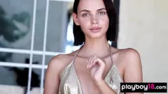 Redare Gagica brunetă skinny Lilit Ariel își expune țâțele minuscule și pizda bărbierită