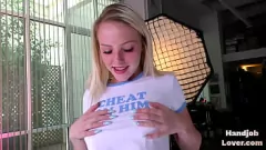 Abspielen Olened Teen Blonde Handjob mit mittleren Brüsten und schmutzigem Gespräch