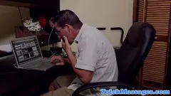 Jouer Beau-père se fait sucer par sa belle-fille coquine au salon de massage