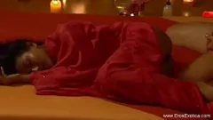 再生 異人種間のカップルによるディープマンコマッサージとエロティックなフェラで究極の官能的な快感を体験してください